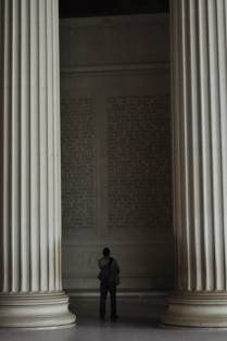 Lendo o discurso de Lincoln no início de seu 2o mandato, em plena guerra civil americana (em Washington DC, capital dos Estados Unidos)